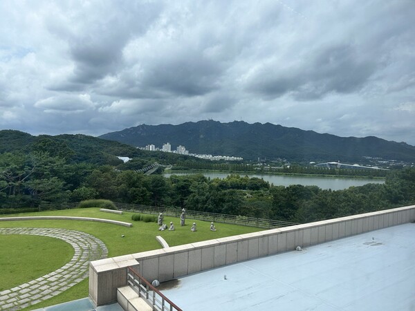 옥상에서 본 관악산. 