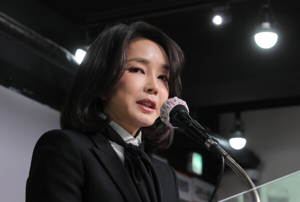 국민의힘 윤석열 대선 후보 부인 김건희 코바나컨텐츠 대표가 26일 오후 서울 여의도 당사에서 자신의 허위 이력 의혹과 관련해 입장문을 발표하고 있다. 2021.12.26. 연합뉴스