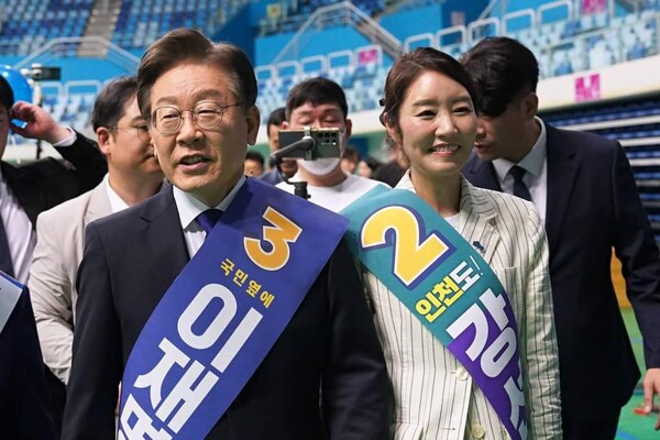 지난 20일 인천 합동연설회에서 이재명 당 대표 후보와 함께 사진 촬영.204.7.31. 강선우 의원 페이스 북.