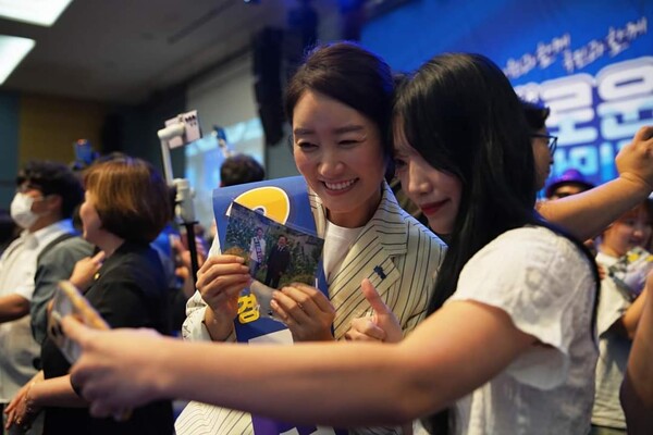 지난 27일 경남 한동연설회장에서 당원의 사진 촬영에 응하는 강선우 의원. 2024.7.31. 강선우 의원 페이스 북.