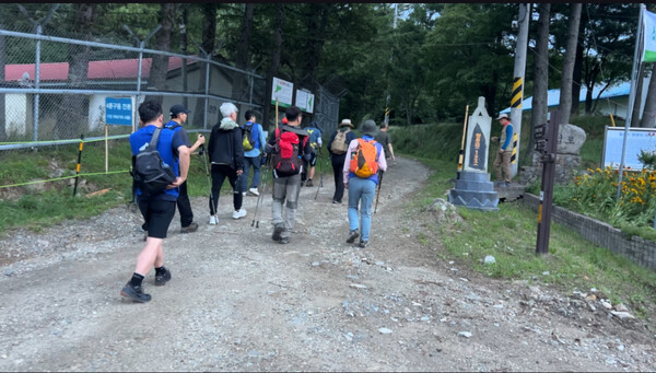 통일걷기 진부령 구간 들어가는 참가자들.