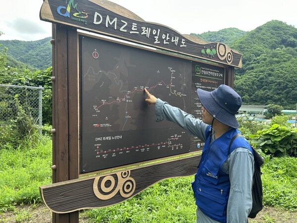 진부령 구간을 살펴보는 참가자.