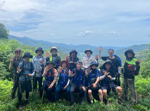 2024 통일걷기 참석자들. 첫째 줄 중앙이 이인영 의원.