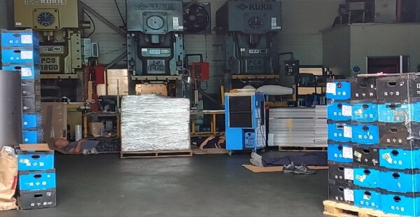 시화공단 노동자가 점심시간에 쉬는 모습. 손정순