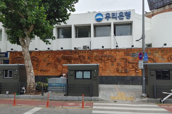 필자가 2022년에 촬영한 종로4가 우리은행의 '평화'. 오랜 시간  바로 아래 위치했던 노점들이 차도 쪽으로 이전된 것을 알 수 있다. 사진 출처 홍태림