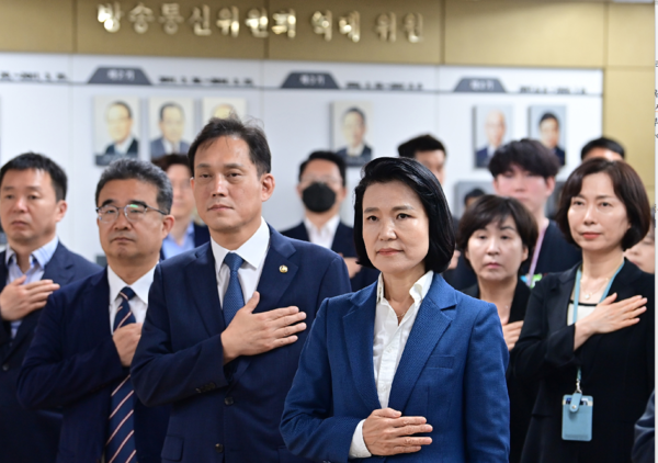 이진숙 방송통신위원장과 김태규 상임위원 등이 31일 오전 정부과천청사 방통위에서 열린 취임식에서 국기에 대한 경례를 하고 있다. 2024.7.31. [공동취재] 연합뉴스