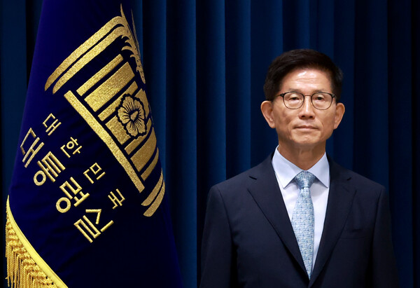 31일 오전 서울 용산 대통령실 청사 브리핑실에서 열린 인사브리핑에서 김문수 고용노동부 장관 후보자가 정진석 대통령 비서실장의 발표 내용을 들으며 자리하고 있다. 2024.7.31. 연합뉴스