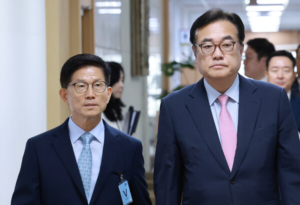 김문수 고용노동부 장관 후보자가 31일 오전 서울 용산 대통령실 청사 브리핑실에서 열린 인사브리핑에 정진석 대통령 비서실장과 함께 입장하고 있다. 2024.7.31. 연합뉴스