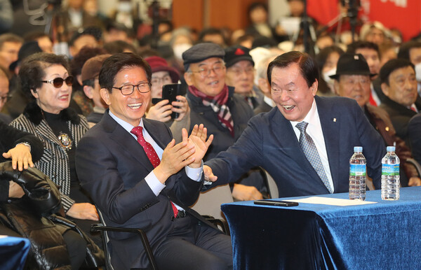 2020년 1월 31일 서울 용산구 백범김구기념관 컨벤션홀에서 열린 자유통일당 중앙당 창당대회에서 김문수 전 경기도지사가 김경재 전 자유총연맹 총재와 함께 웃고 있다. 2020.1.31. 연합뉴스