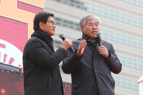 2019년 12월 25일 김문수 전 경기도지사가 전광훈 한국기독교총연합회(한기총) 대표회장 목사와 함께 서울 종로구 교보문고 앞에서 열린 '2019 자유 대한민국 전국 연합 성탄축제'에서 발언하고 있다. 2019.12.25. 연합뉴스