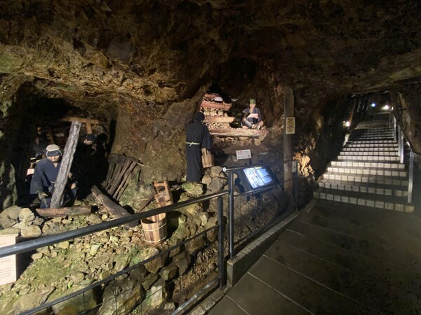 유네스코 세계유산으로 등재된 일본 니가타현 사도 광산 내부에 28일 모형이 설치돼 있다.사도 광산 내부는 에도시대 흔적이 남은 '소다유코'와 근현대 유산인 '도유코'로 나뉜다. 사진은 소다유코 모습. 2024. 07.28. 연합뉴스