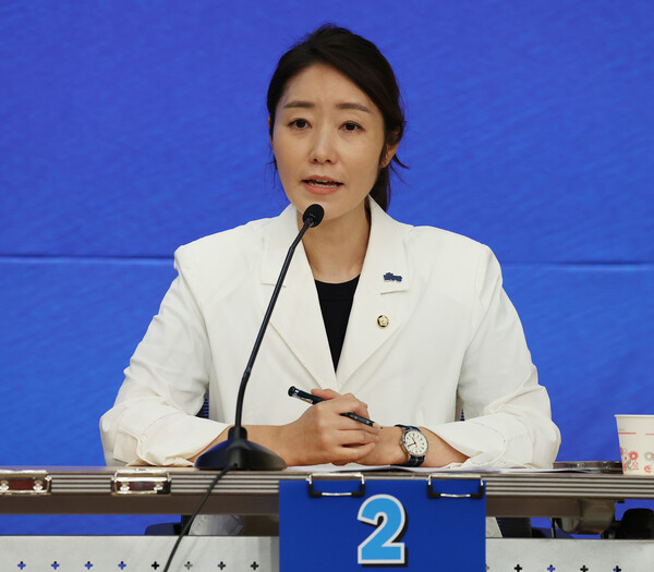 더불어민주당 강선우 최고위원 후보가 25일 오후 서울 여의도 국회도서관 강당에서 열린 더불어민주당 최고위원 후보자 방송토론회에서 발언하고 있다. 2024.7.25 [국회사진취재단] 연합뉴스