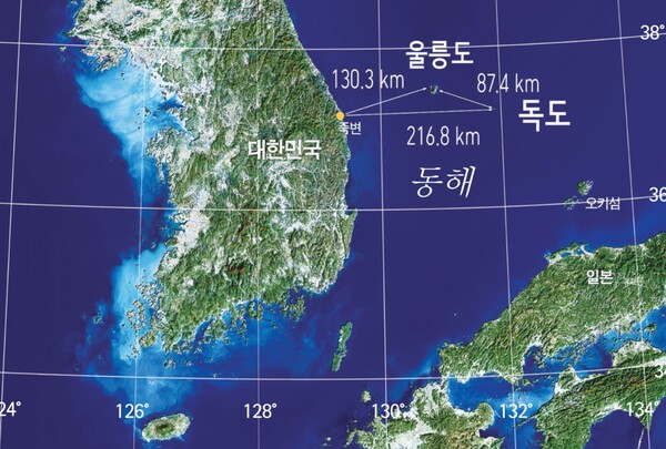 독도. 울릉도에서 87.4km 떨어져 있고, 일본 오키섬에서는 157km 떨어져 있다. 