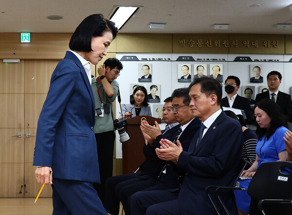 언론계와 야당, 시민사회의 격렬한 반대에도 임명된 이진숙 방송통신위원장이 31일 오전 정부과천청사 방통위에서 열린 취임식에서 취임사를 마친 뒤 자리로 향하고 있다. 2024.7.31 [공동취재] 연합뉴스