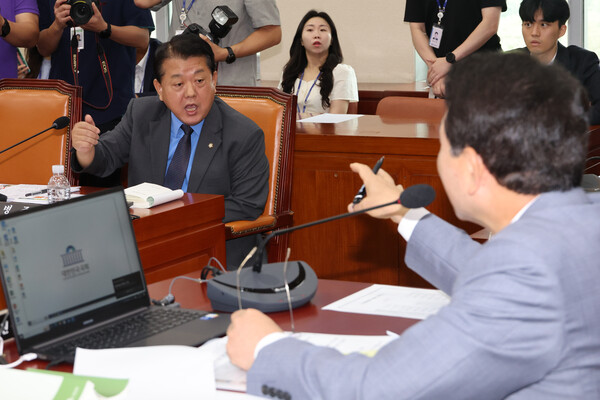 1일 오전 국회에서 열린 국방위원회 전체회의에서 더불어민주당 김병주 의원이 국방부 장관 등 정부 관계자 출석요구서를 보내지 않은 것에 대해 국민의힘 소속 성일종 위원장에게 항의하고 있다. 2024.8.1. 연합뉴스