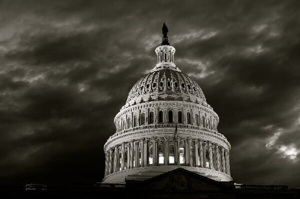 어두운 먹구름이 뒤덮고 있는 미 의사당