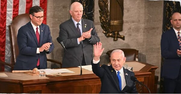 아래 중앙 네타냐후 위 왼쪽 M. 존슨 하원의장(공화당) 오른쪽 B. 카딘 상원의원(민주당. 외교위원장)