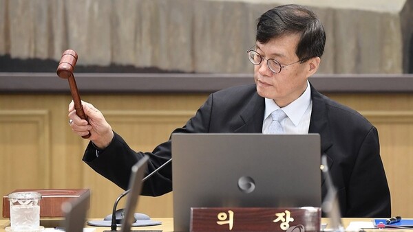 이창용 한국은행 총재가 11일 서울 중구 한국은행 본관에서 열린 금융통화위원회에서 의사봉을 두드리고 있다. 2024.7.11. [사진공동취재단] 연합뉴스