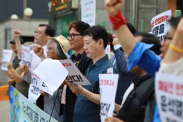 1일 오후 서울 마포구 마포경찰서 앞에서 KTV의 가수 백자 고소를 규탄하는 시민들이 구호를 외치고 있다. 2024.8.1. 이호 작가
