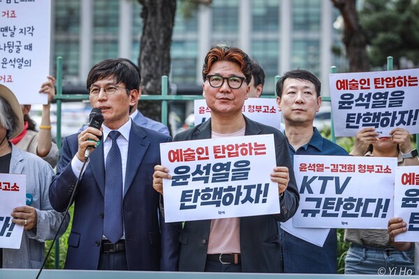 1일 오후 서울 마포구 마포경찰서 앞에서 열린 가수 백자에 대한 KTV의 고소 규탄 기자회견. 김종귀 변호사(왼쪽)가 발언하고 있다. 오른쪽엔 피켓을 들고 있는 가수 백자. 2024.8.1. 이호 작가