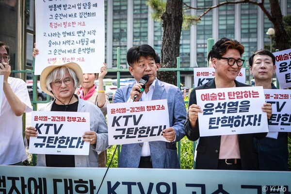 1일 오후 서울 마포구 마포경찰서 앞에서 열린 가수 백자에 대한 KTV의 고소 규탄 기자회견. 더불어민주당 양문석 의원이 발언하고 있다. 왼쪽부터 촛불행동 김민웅 상임대표, 양문석 의원, 가수 백자. 2024.8.1. 이호 작가