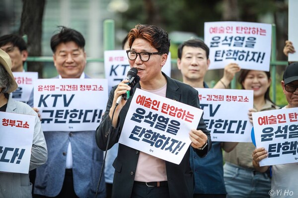 1일 오후 서울 마포구 마포경찰서 앞에서 열린 가수 백자에 대한 KTV의 고소 규탄 기자회견. 가수 백자가 발언하고 있다. 2024.8.1. 이호 작가