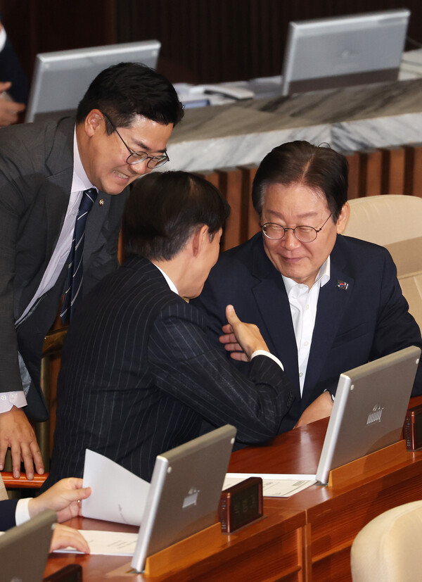 1일 오후 국회 본회의장에서 더불어민주당 이재명 전 대표와 박찬대 원내대표가 조국혁신당 조국 대표(가운데) 자리로 찾아가 앉아 대화하고 있다. 2024.8.1. 연합뉴스