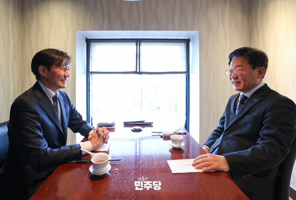 더불어민주당 이재명 대표와 조국혁신당 조국 대표가 25일 서울 종로구 한 중식당에서  만찬 회동을 하고 있다. 2024.4.25. 민주당 제공