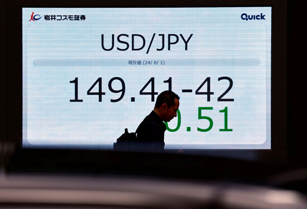 8월 1일 일본 도쿄의 증권사 바깥 미국 달러에 대한 현재 일본 엔 환율을 표시하는 전자 화면. 1달러=149.41`42엔으로 표시돼 있다. 2024.8.1. 로이터 연합뉴스