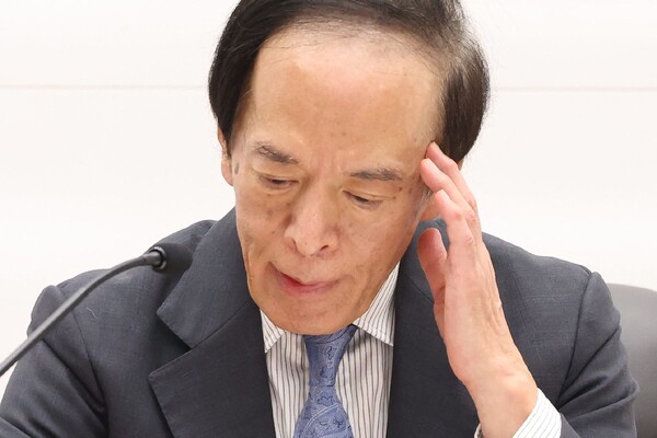우에다 가즈오 일본은행 총재가 7월 31일 도쿄의 일본은행 본부에서 열린 금융정책결정회의 뒤 기자 회견에 참석했다. 일본은행은 7월 31일 17년 만에 두 번째로 금리를 인상하고 경제가 당국의 예상대로 진행되면 추가로 금리를 인상할 계획을 시사하며 대규모 금융완화 프로그램을 축소했다. 2024.7.31. AFP 연합뉴스