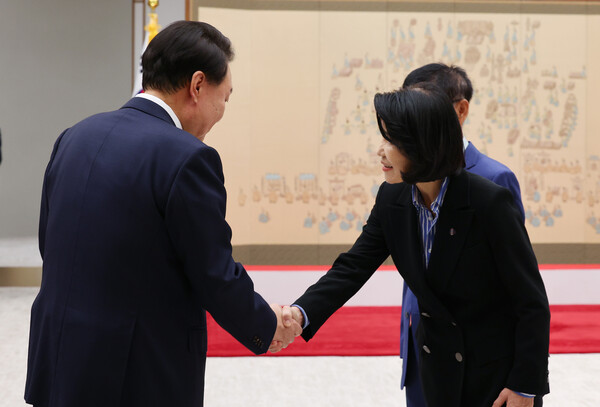 윤석열 대통령이 1일 서울 용산 대통령실 청사에서 열린 방송통신위원장 임명장 수여식에 참석하며 이진숙 방송통신위원장과 악수하고 있다. 2024.8.1 [대통령실통신사진기자단] 연합뉴스