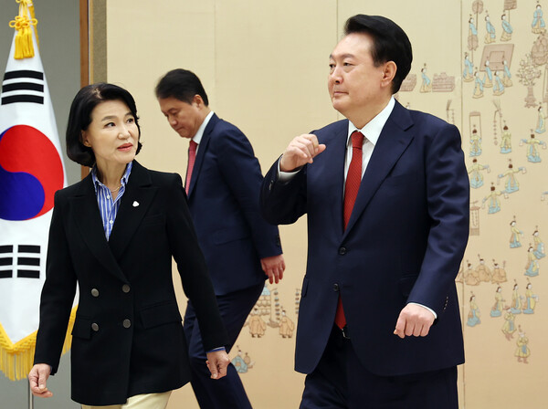 윤석열 대통령이 1일 서울 용산 대통령실 청사에서 이진숙 방송통신위원장에게 임명장을 수여한 뒤 이 위원장과 대화하며 환담장으로 향하고 있다. 2024.8.1 [대통령실통신사진기자단] 연합뉴스