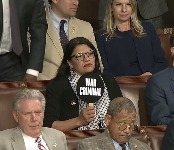 네타냐후의 연설 동안에 항의 팻말을 들고 있었던 미국 하원의원 라쉬다 틀라이브/ 출처 - X(트위터)  