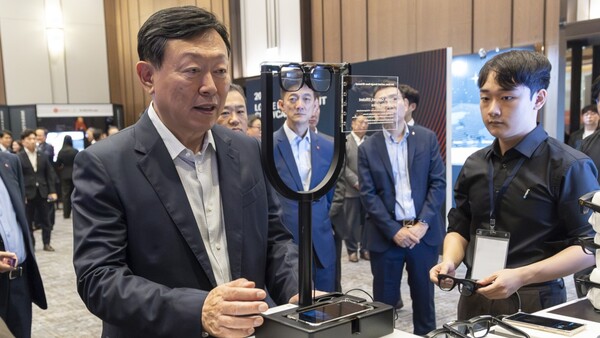 신동빈 롯데 회장이 지난달 19일 서울 잠실 롯데호텔월드에서 열린 ‘2024 롯데 인베스트먼트 쇼케이스’ 행사에서 고해상도 AR용 글래스 생산 스타트업 ‘레티널’의 기술 설명을 듣고 있다. [롯데그룹제공] 연합뉴스