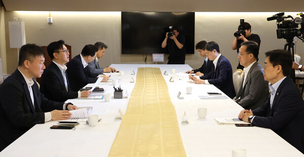 기획재정부 김범석 1차관(왼쪽에서 두번째)이 2일 서울 종로구 정부서울청사에서 열린 물가관계차관회의에서 발언하고 있다. 2024.8.2. 연합뉴스