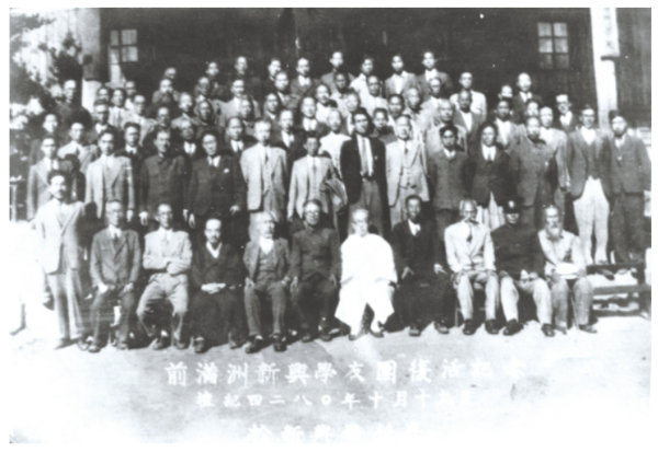 1947년 10월19일 해방 후 한국으로 돌아 온 신흥학우단이 신흥대학(현 경희대학교)을 설립한 후 찍은 기념사진. 신흥무관학교100주년기념사업회가 제공하고 경향신문이 게재한 사진 갈무리.