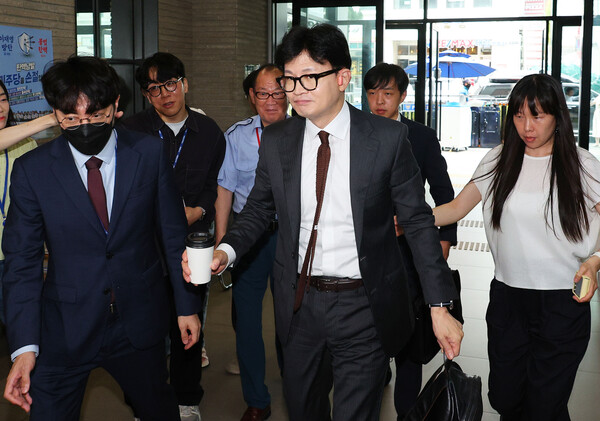 국민의힘 한동훈 대표가 2일 서울 여의도 당사로 들어서고 있다. 이날 한 대표는 정책위의장에 대구 4선 김상훈 의원을 지명했다. 2024.8.2. 연합뉴스