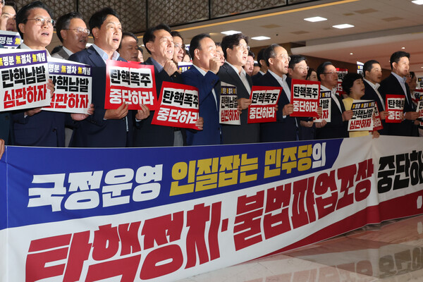 국민의힘 의원들이 본회의를 앞둔 1일 오후 국회 로텐더홀에서 야당의 이진숙 방송통신위원장 탄핵소추안 발의와 '노란봉투법' 본회의 상정 등을 규탄하고 있다. 2024.8.1. 연합뉴스