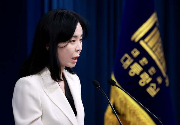 정혜전 대통령실 대변인이 2일 서울 용산 대통령실 청사에서 열린 현안 브리핑에 참석해 국회 본회의에서 이진숙 방송통신위원장에 대한 탄핵안이 의결된 것과 관련해 브리핑을 하고 있다. 2024.8.2. 연합뉴스