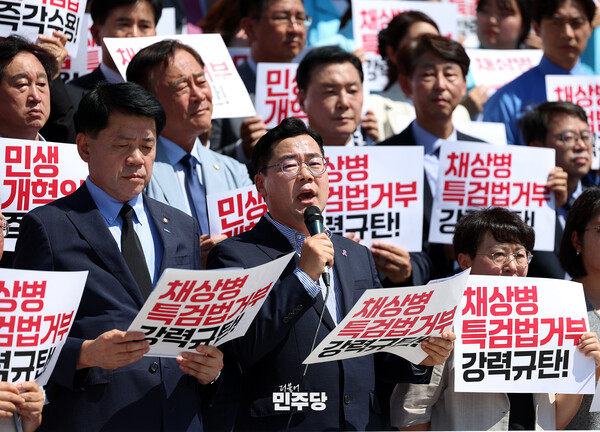 더불어민주당 박찬대 당대표 직무대행 겸 원내대표가 10일 서울 여의도 국회 본청 앞 계단에서 열린 '순직 해병 특검법 거부 강력 규탄 및 민생 개혁 입법 수용 요구 야당-시민사회 공동 기자회견'에서 발언하고 있다. 민주당 제공