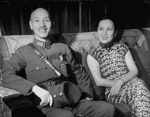 1등급 건국훈장을 받은 장제스 중화민국 총통과 부인 쑹메이링