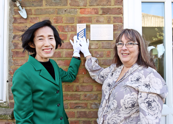 2018년 12월 22일 피우진 국가보훈처장(왼쪽)이 영국 스폴딩에 살고 있는 어니스트 토머스 베델의 손녀(수전 제인 블랙) 집을 방문해 현관에 제1호 독립유공자 명패를 부착하고 있다. [국가보훈부 제공] 