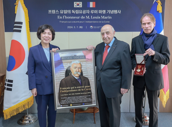 지난 5월 7일 파리의 주프랑스 한국대사관에서 강정애 국가보훈부 장관이 프랑스인 독립유공자 루이 마랭에게 추서된 건국훈장 애국장을 루이 도미니시 해외과학아카데미 회장에게 전달하고 있다. 마랭은 후손이 없어 그가 생전에 활동했던 단체가 대신 받았다. [국가보훈부 제공] 