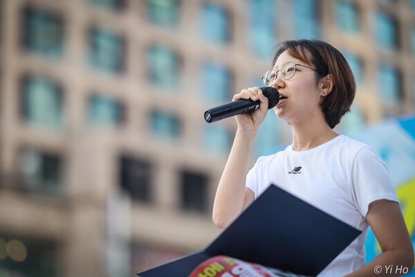 3일 서울 마포구 홍대입구역 8번출구 앞에서 열린 101차 촛불대행진에서 정은주 한일역사정의평화행동 사무국장이 발언하고 있다. 2024.8.3. 이호 작가