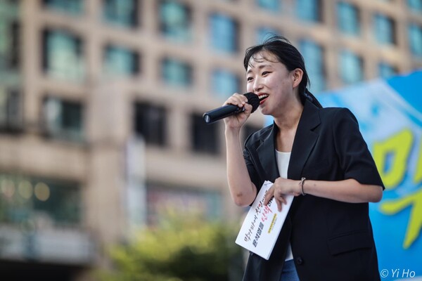 3일 서울 마포구 홍대입구역 8번출구 앞에서 열린 101차 촛불대행진에서 대전촛불행동 회원 윤태은 씨가 사회를 보고 있다. 2024.8.3. 이호 작가