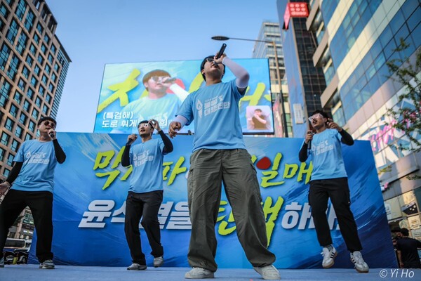 3일 서울 마포구 홍대입구역 8번출구 앞에서 열린 101차 촛불대행진에서 2024 대학생 통일대행진단 부산경남지역 참가단이 공연을 하고 있다. 2024.8.3. 이호 작가
