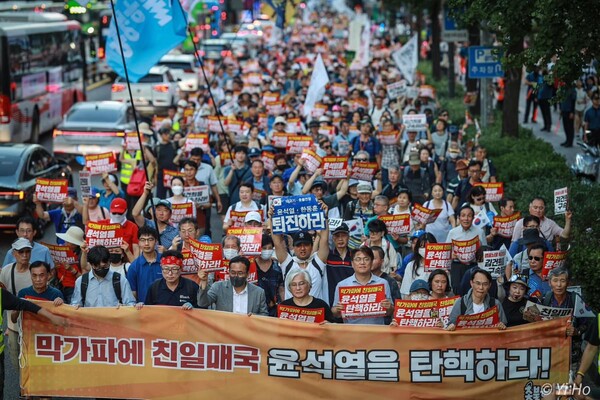 3일 서울 마포구 홍대입구역 8번출구 앞에서 열린 101차 촛불대행진에 참가한 시민들이 도심을 행진하고 있다. 2024.8.3. 이호 작가