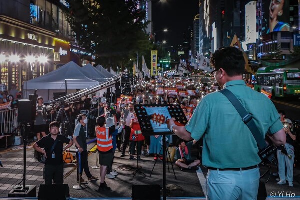 3일 서울 마포구 홍대입구역 8번출구 앞에서 열린 101차 촛불대행진에서 가수 백자가 공연을 하고 있다. 2024.8.3. 이호 작가