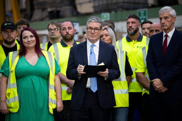 키어 스타머 영국 총리가 7월 25일 영국 북부 위드니스에 있는 허친슨 엔지니어링을 방문했다. 영국의 새 노동당 정부는 대표적인 녹색 에너지 인프라 계획을 시작하면서 왕실의 사업 부문과 해상 풍력 발전소를 개발하기 위한 수십억 파운드 규모의 파트너십을 발표했다. 2024.7.25. AFP 연합뉴스