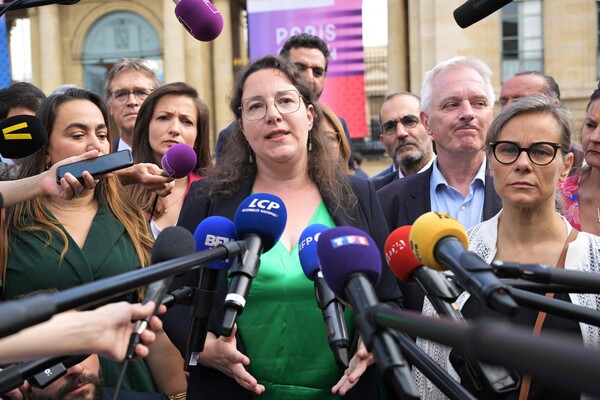 프랑스의 좌파 연합 "Nouveau Front Populaire"(새로운 인민 전선 - NFP)의 생태녹색당(EELV) 국회의원 씨리엘 샤틀랭이 7월 9일 파리의 국회에서 기자들과 이야기를 나누고 있다. 지난 6월 30일과 7월 7일에 실시된 의회선거 뒤에 새로 구성된 프랑스 의회가 7월 18일 개원했다. 2024.7.9. AFP 연합뉴스